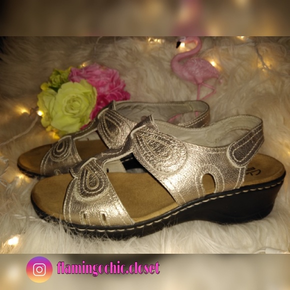 Clarks Shoes - CLARKS COMFORTABLE GOLD SANDALS